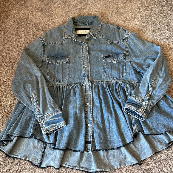 FREE PEOPLE… WE THE FREE JEAN SHIRT - Picture 3 of 5